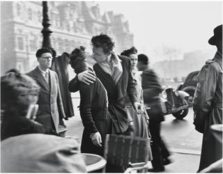 Robert Doisneau - \'Le Baiser De L\'Hotel De Ville\'