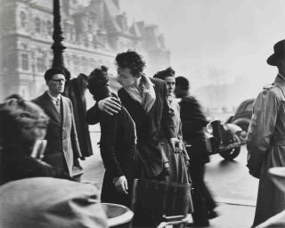 Robert Doisneau - Les Amoureux de l\'Hôtel de Ville, 1950