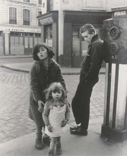 Robert Doisneau - Les Enfants de La Place Hébert, 1957