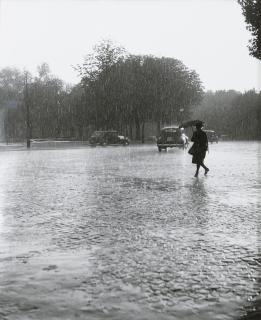 Robert Doisneau - Passant Traversant, Circa 1950