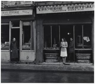 Robert Doisneau - Place du Marché Saint-Honoré, 1945