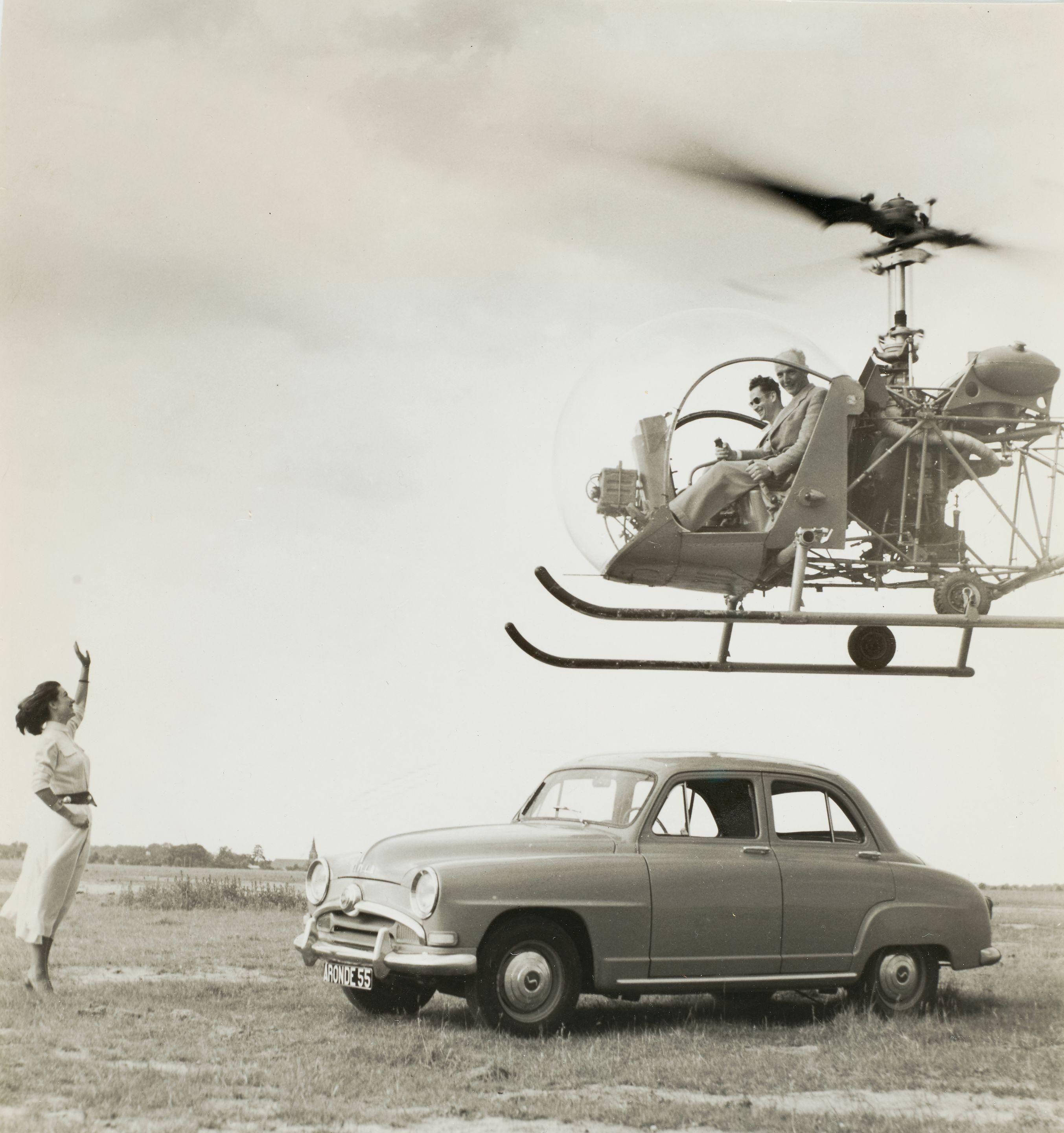 Robert Doisneau - Rencontre inattendue entre la Surbaissée 55 et un héliocoptère (Surprised encounter between the Surbaissée 55 and a helicopter)
