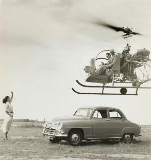 Robert Doisneau - Rencontre inattendue entre la Surbaissée 55 et un héliocoptère (Surprised encounter between the Surbaissée 55 and a helicopter)
