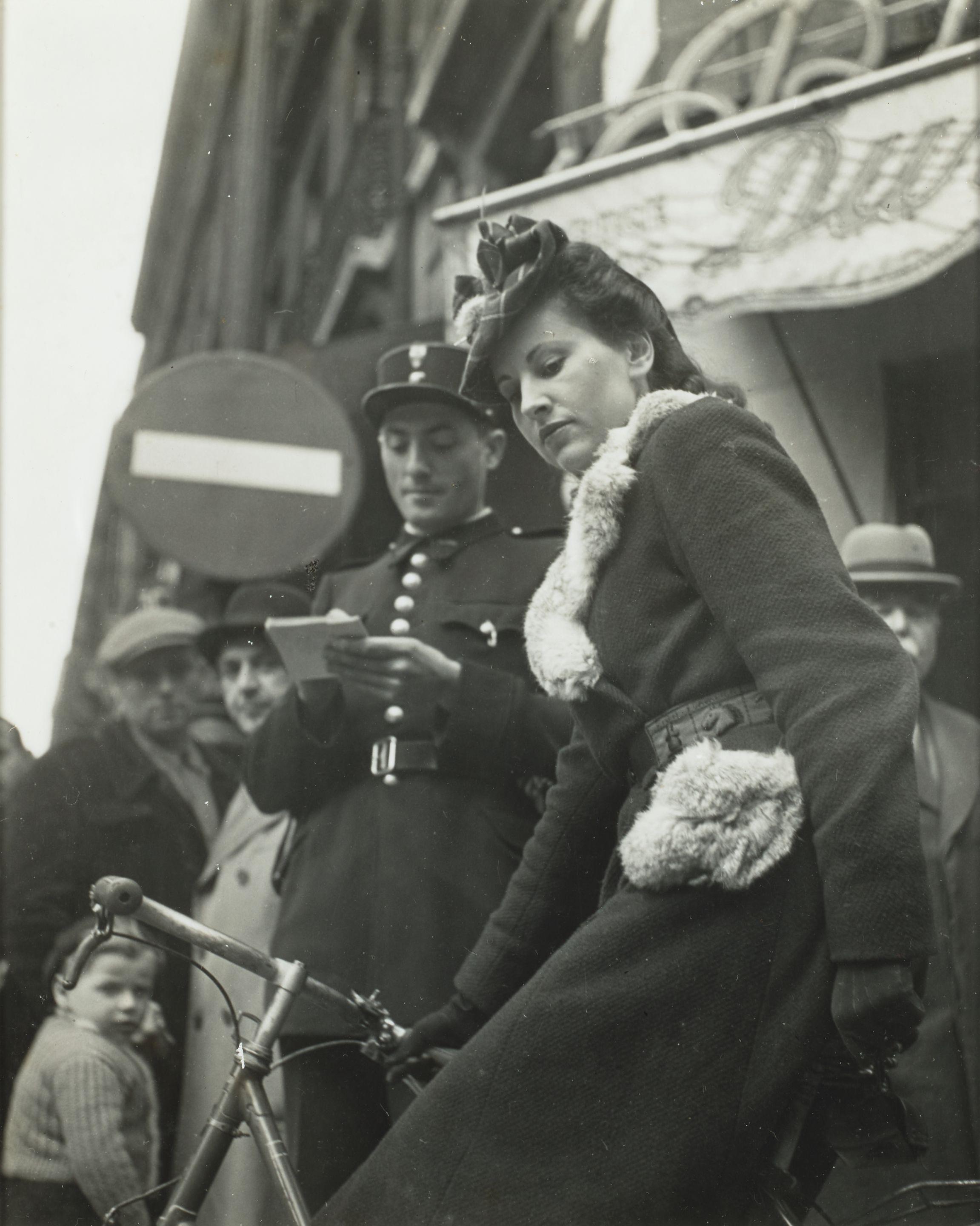 Robert Doisneau - Un gendarme et une cycliste