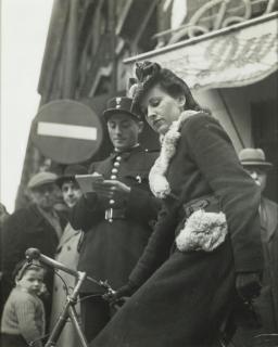 Robert Doisneau - Un gendarme et une cycliste