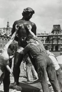 Robert Doisneau - Venus Prise a la Gorge