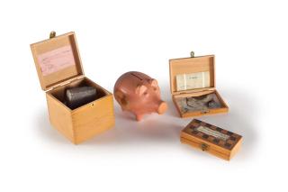 Robert Filliou - Folge von 4 Objekten: Optimistic Boxes.