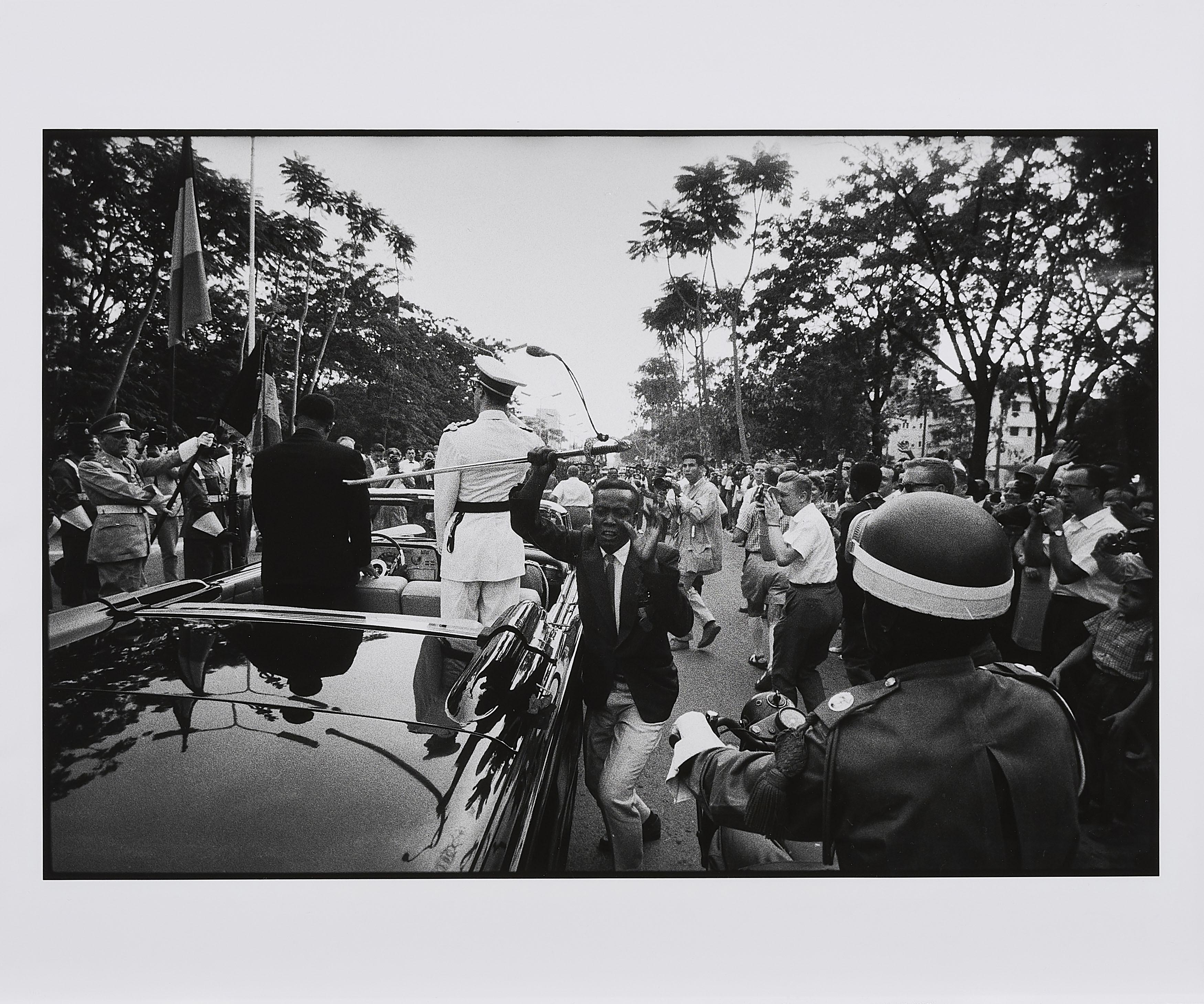 Robert Lebeck - Belgisch-Kongo wird unabhängig. Dem König Baudouin von Belgien wird der Degen gestohlen. Leopoldville 1960.