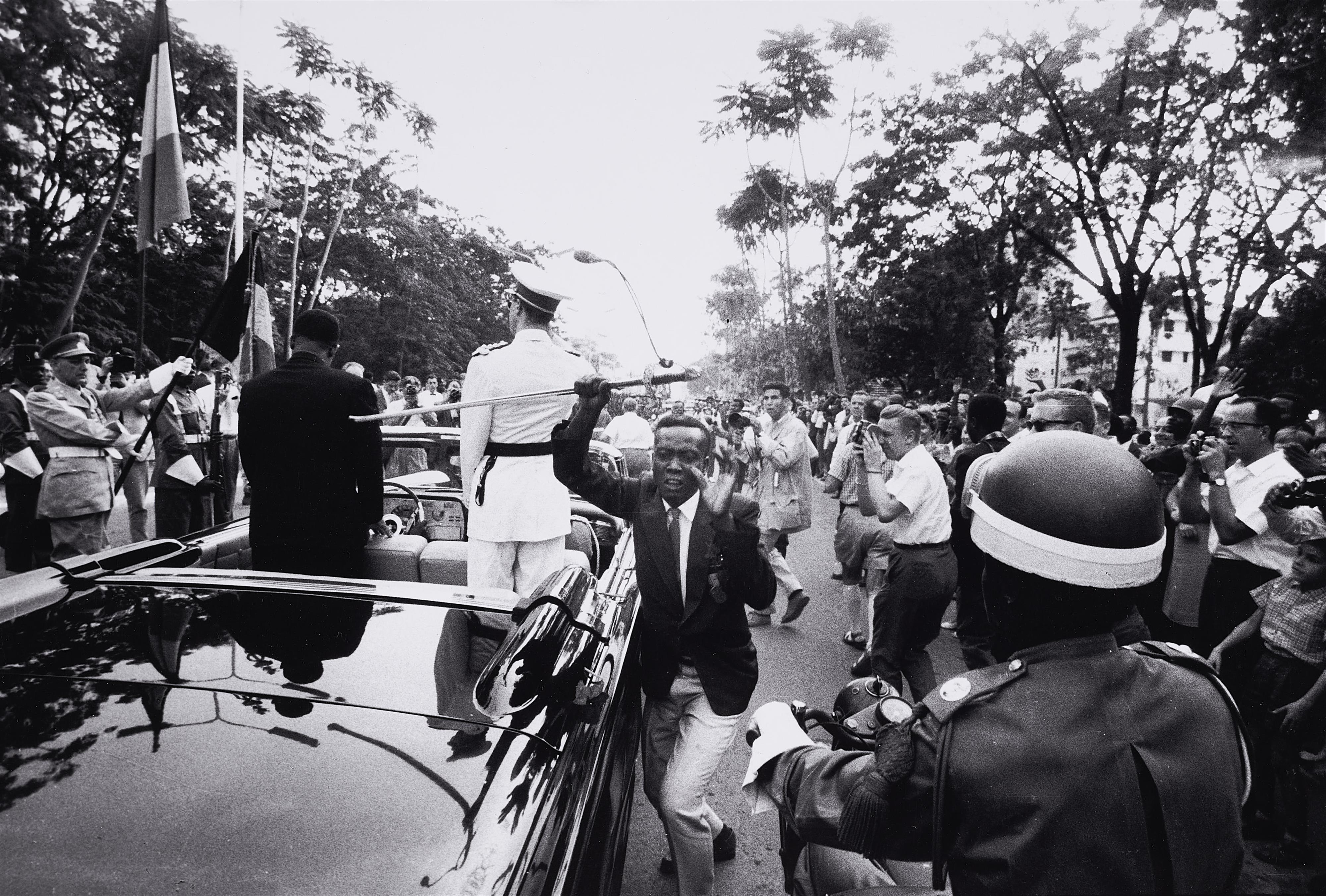 Robert Lebeck - Ein Kongolese entreißt König Baudouin von Belgien den Degen, Léopoldville