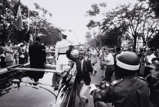 Robert Lebeck - Ein Kongolese entreißt König Baudouin von Belgien den Degen, Léopoldville