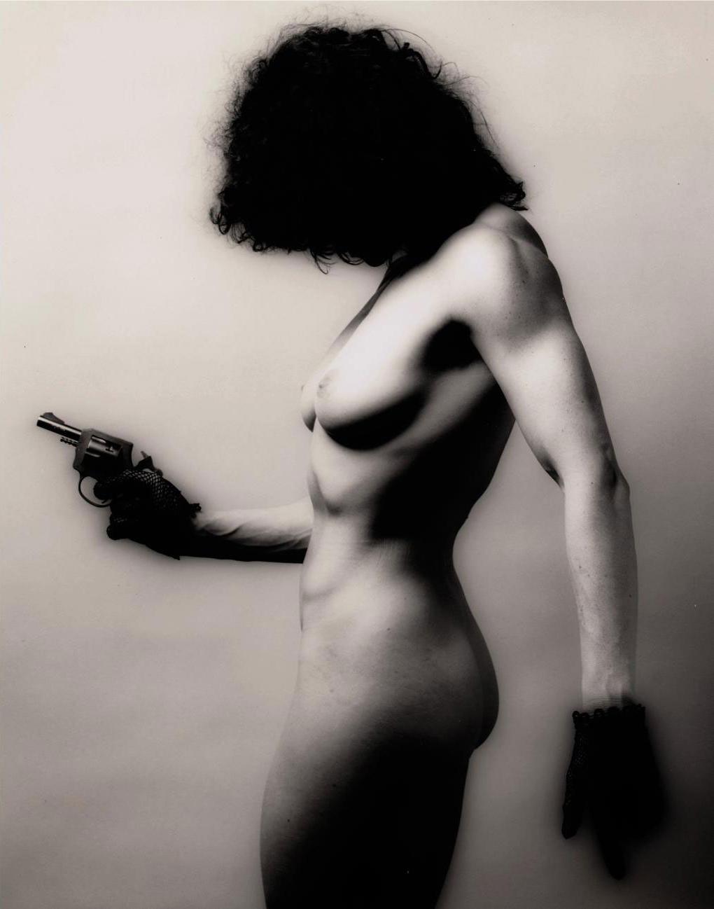 Robert Mapplethorpe - Lisa Lyon with Gun, 1982