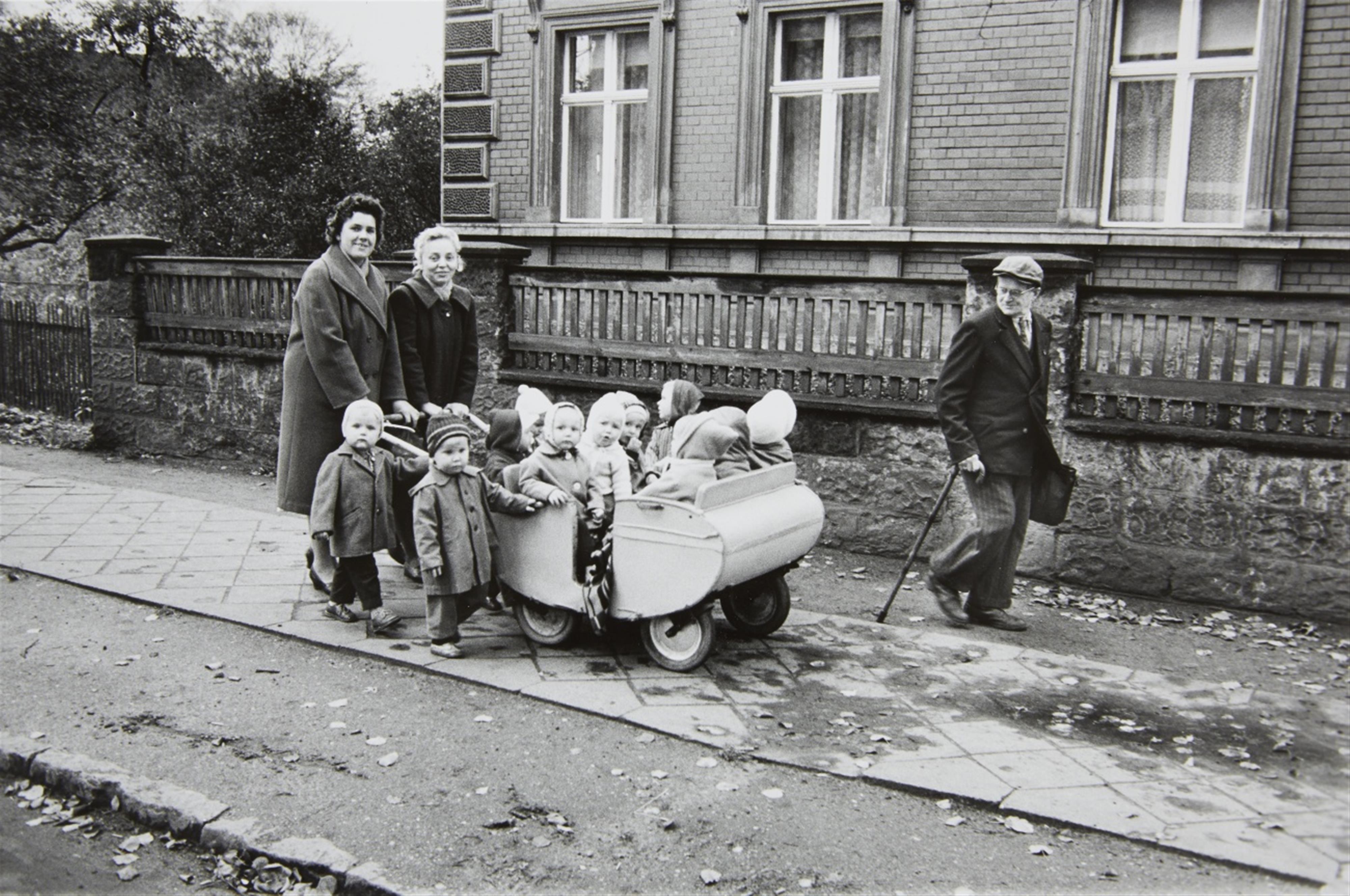 Rolf Gillhausen - Kindergartenausflug in einer Kleinstadt (aus der Serie: \