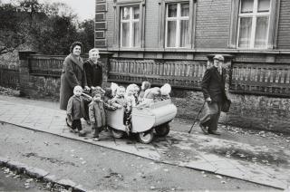 Rolf Gillhausen - Kindergartenausflug in einer Kleinstadt (aus der Serie: \