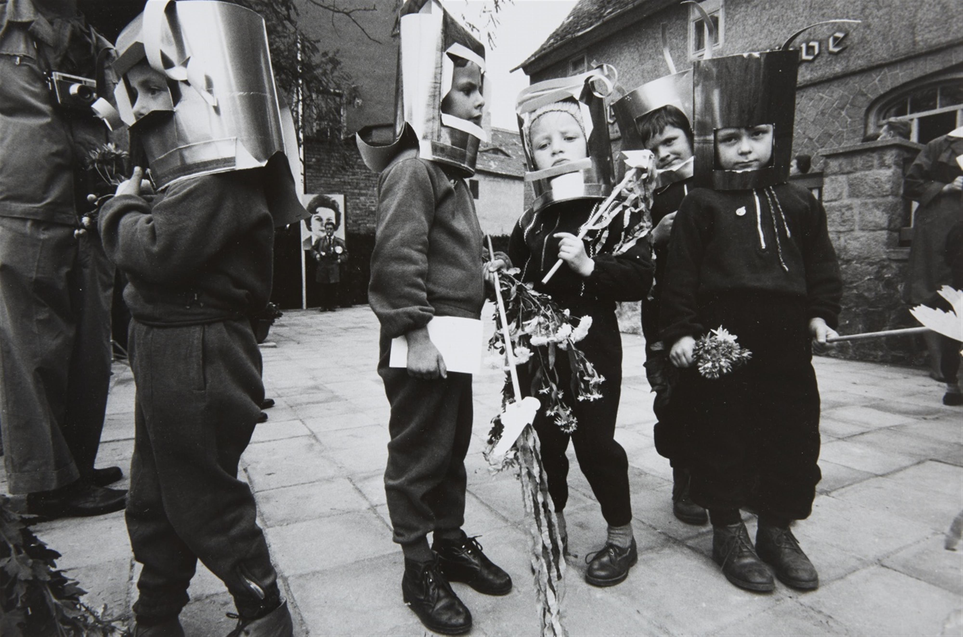 Rolf Gillhausen - Weltraumkostümierung zum Empfang der sowjetischen Astronauten (aus der Serie: \