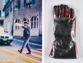 Roman Signer - Fireman\'s Glove with Photograph (für Parkett 45).