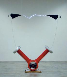 Roman Signer - Zwei Schirme (Installation im Palais de Tokyo, Paris, Dezember 2009-Januar 2010), 2010