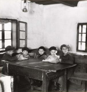 Roman Vishniac - Children at Cheder, Mukachevo, 1938