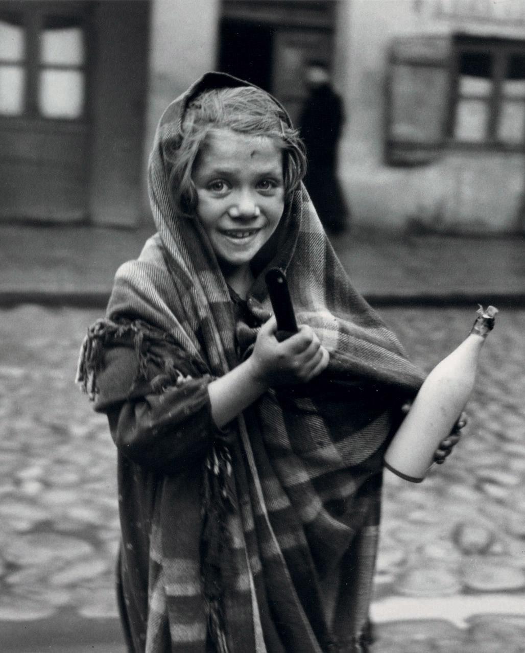 Roman Vishniac - Father earned today some money and daughter is sent for milk, 1937
