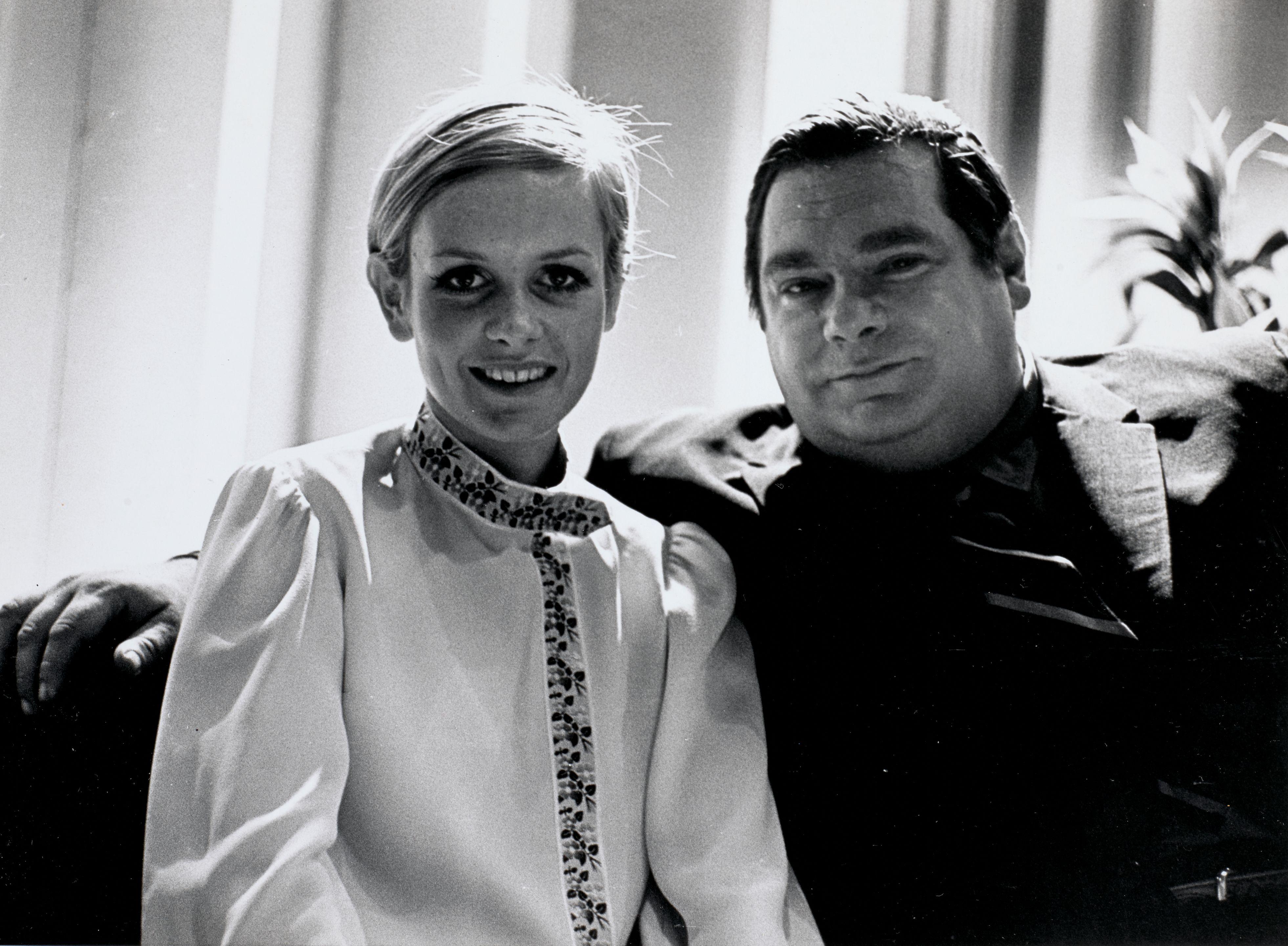 Roy Schatt - Twiggy and Jackie Vernon