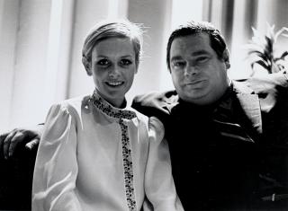 Roy Schatt - Twiggy and Jackie Vernon