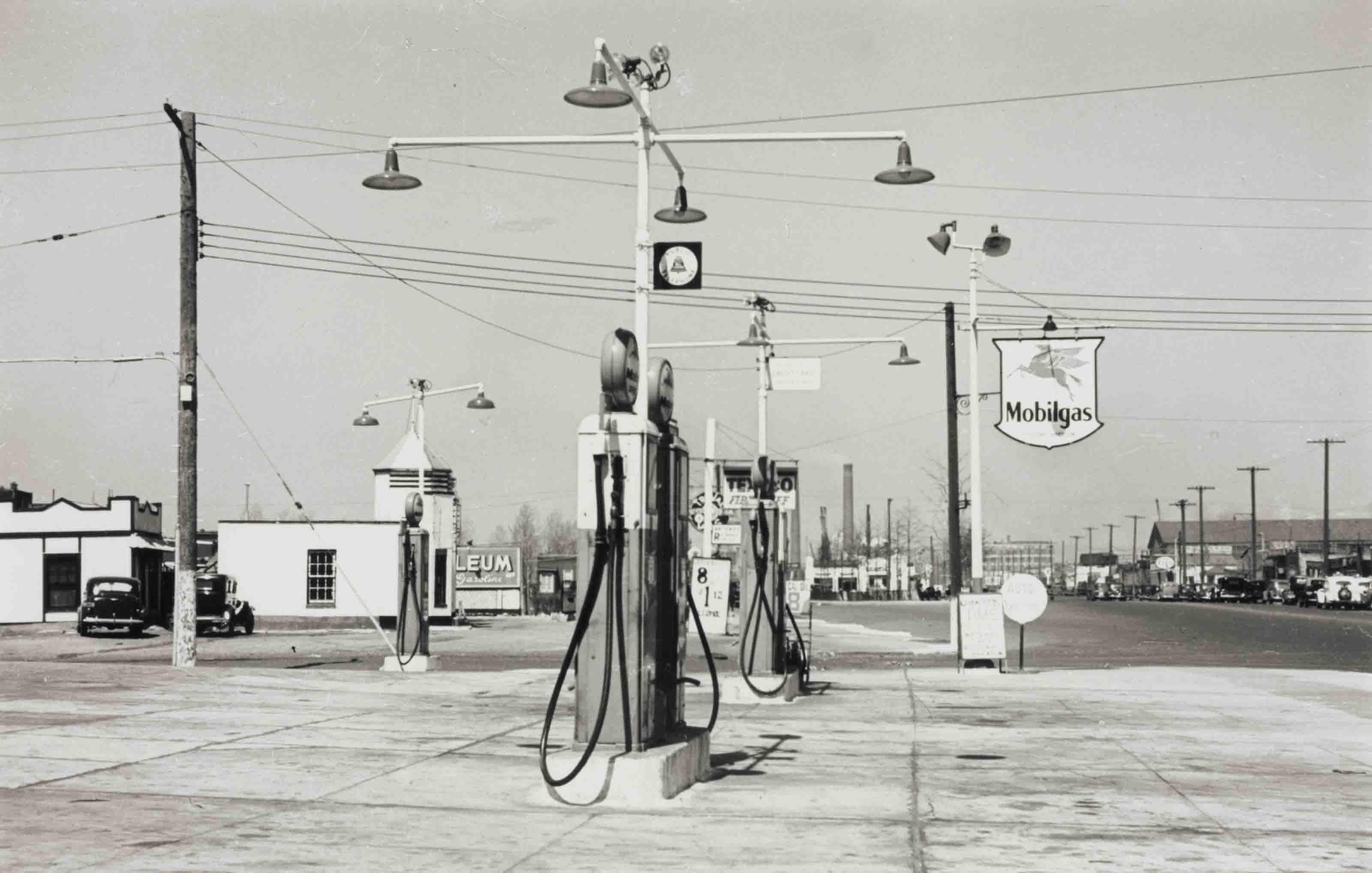 Rudy Burckhardt - Mobilgas, Astoria, Queens, 1940