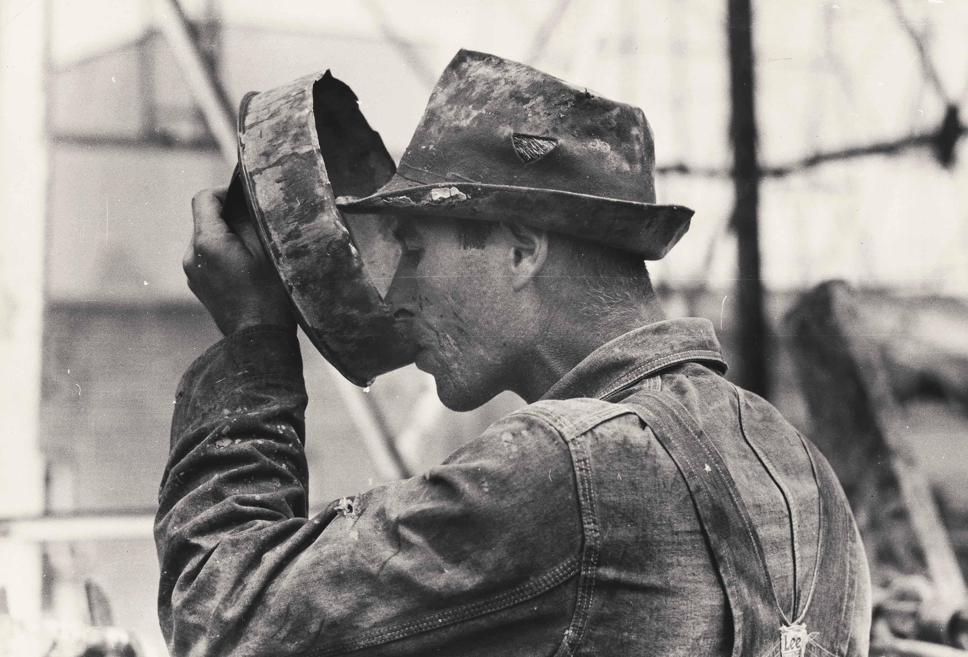 Russell Lee - Oil Field Worker Drinking Water, Kilgore, Texas, 1939