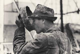 Russell Lee - Oil Field Worker Drinking Water, Kilgore, Texas, 1939