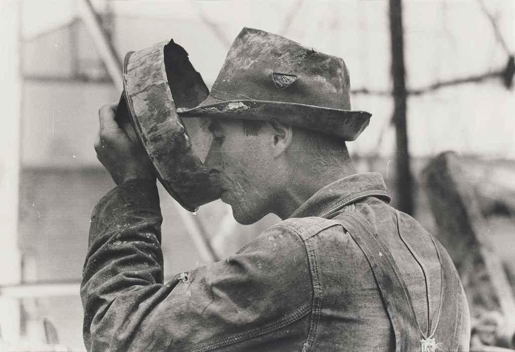 Russell Lee - Oil field worker drinking water, Kilgore, Texas, April 1939