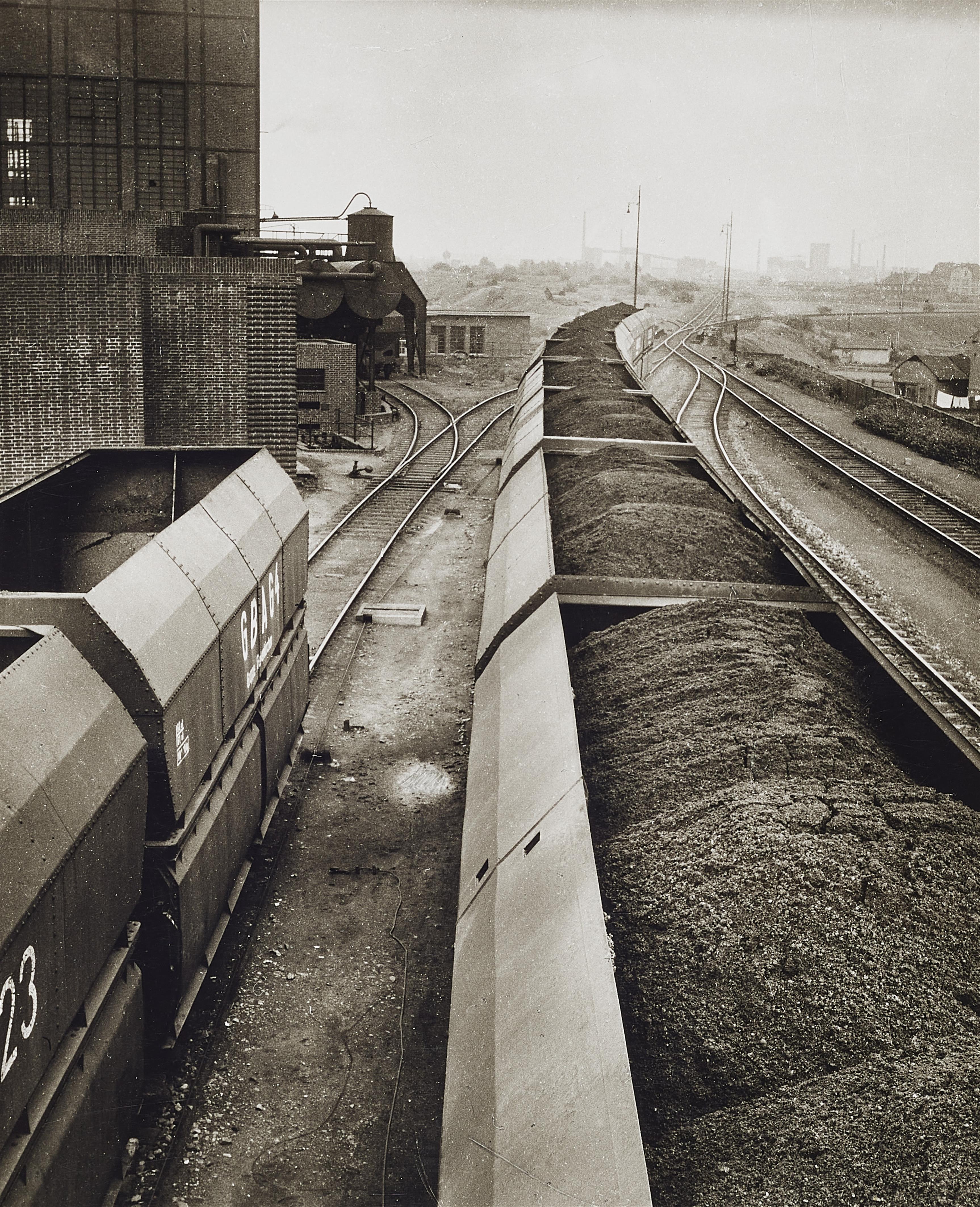 Ruth Hallensleben - Kohlenzüge zur Kokerei Alma, Gelsenkirchen. Kokerei, Koksausstoss