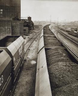 Ruth Hallensleben - Kohlenzüge zur Kokerei Alma, Gelsenkirchen. Kokerei, Koksausstoss