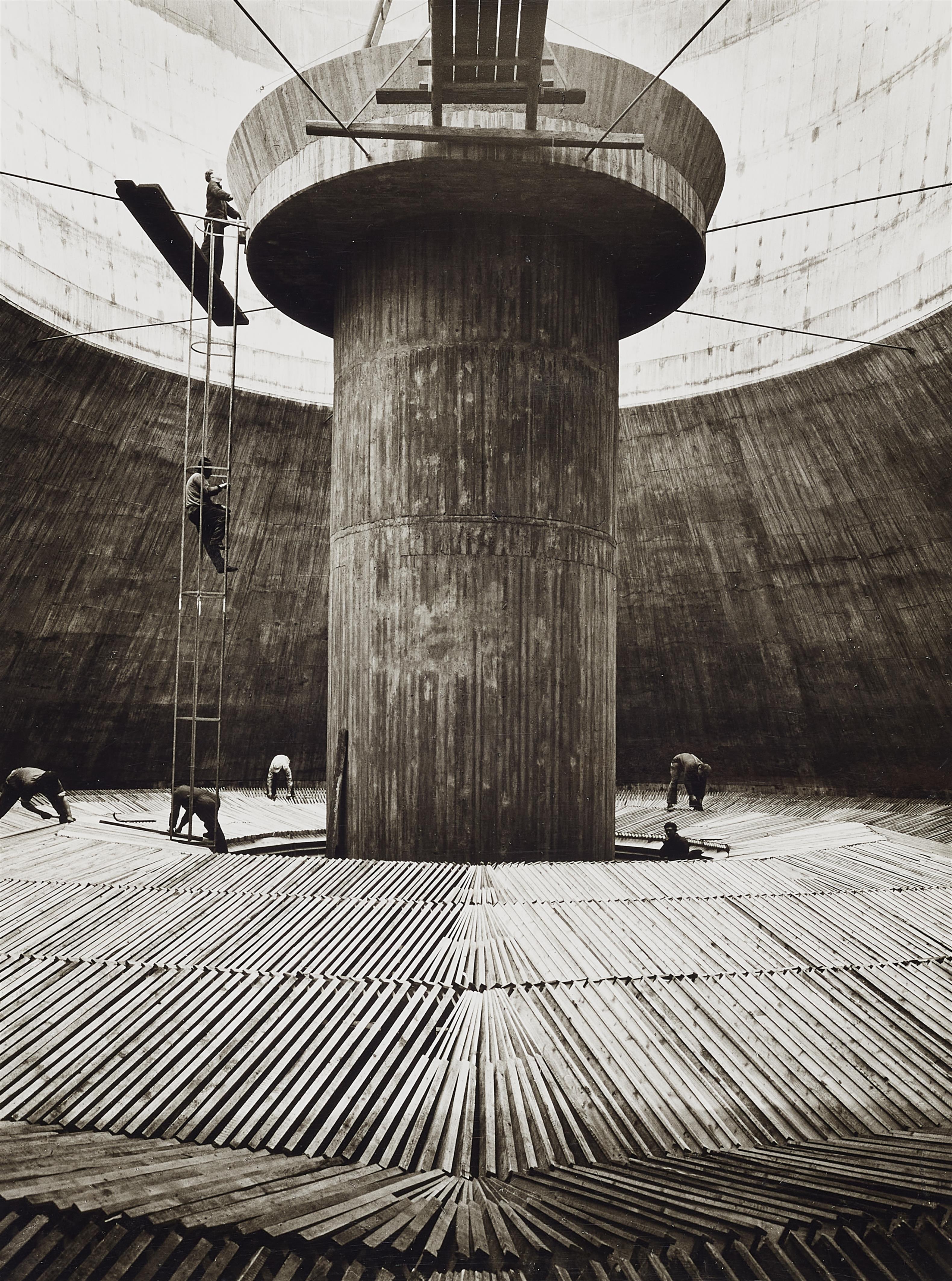 Ruth Hallensleben - Moderner Kühlturm im Bau