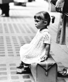 Ruth Orkin - Child Waiting, Penn Station
