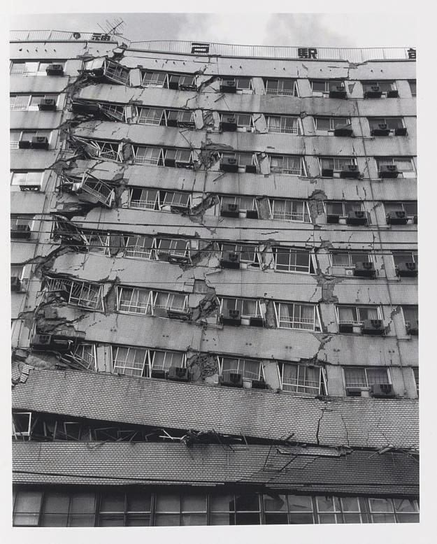 Ryuji Miyamoto - Kobe 1995. After the Earthquake. Tokyo: Telescope, 1995.