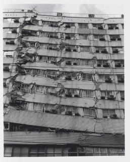 Ryuji Miyamoto - Kobe 1995. After the Earthquake. Tokyo: Telescope, 1995.