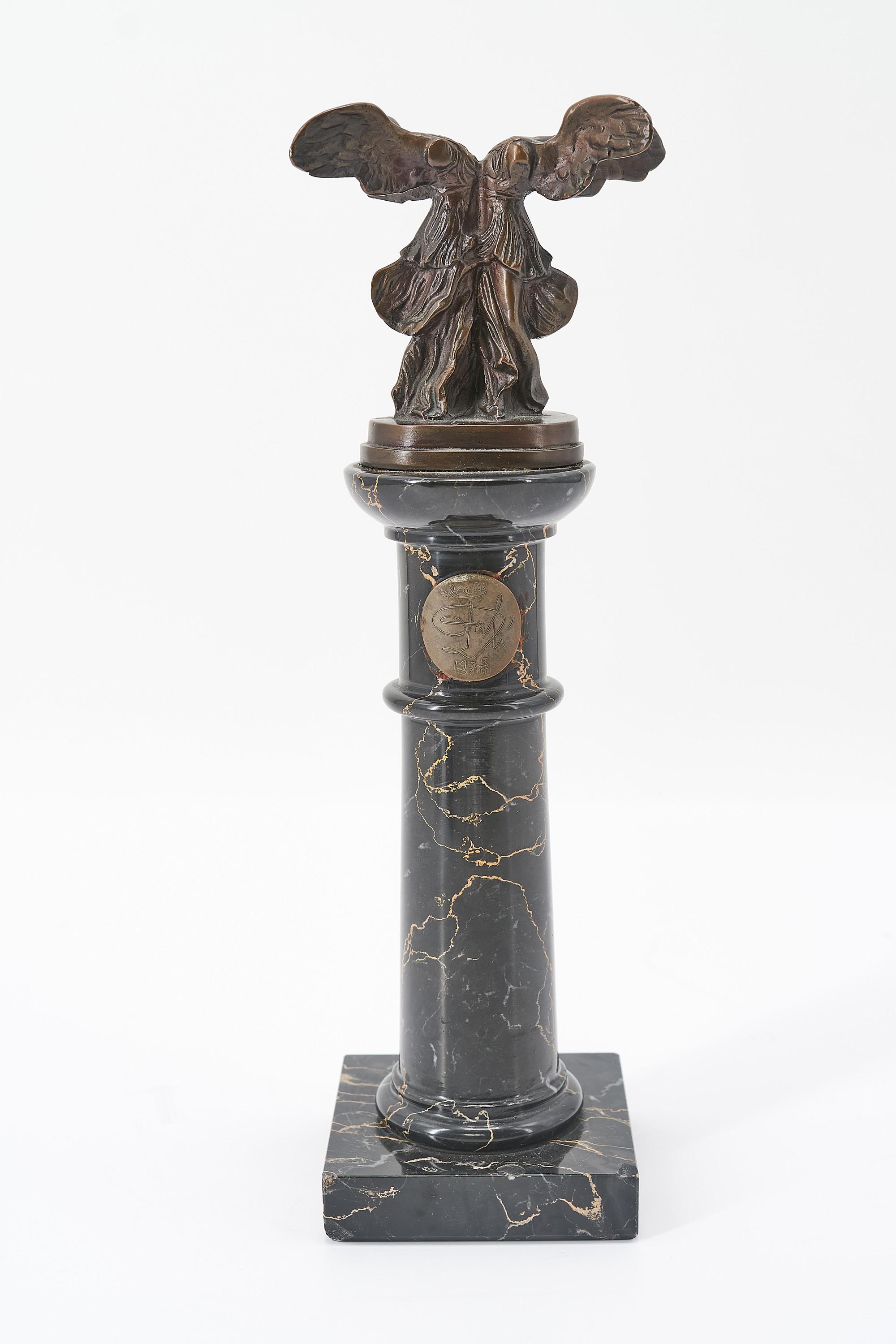 Salvador Dalí - Double Nike de Samothrace.