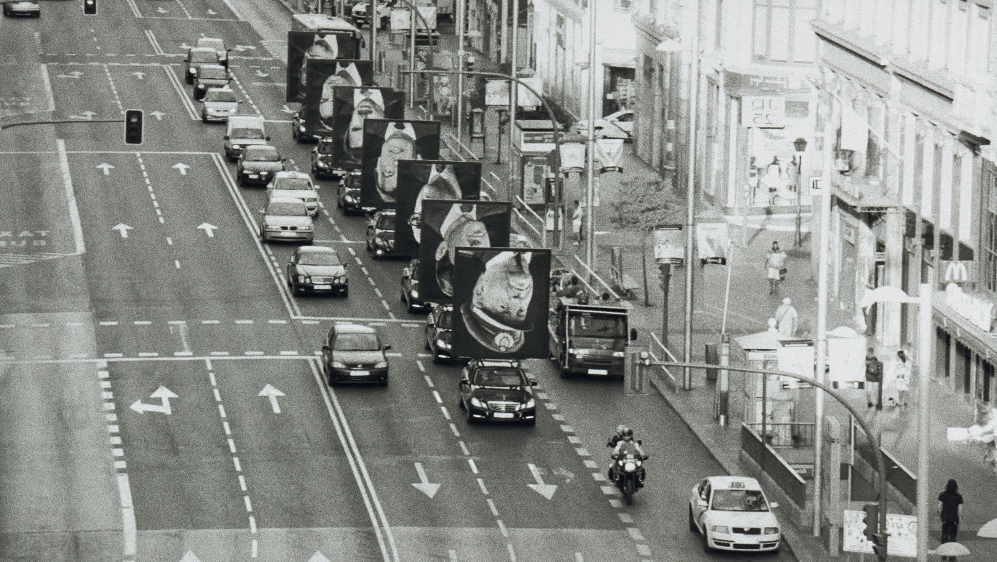 Santiago Sierra - Los Encargados #1.