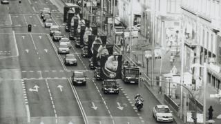 Santiago Sierra - Los Encargados #1.