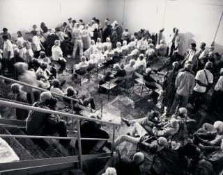 Santiago Sierra - Ohne Titel (133 Personas remuneradas para tenir su pelo de rubio).