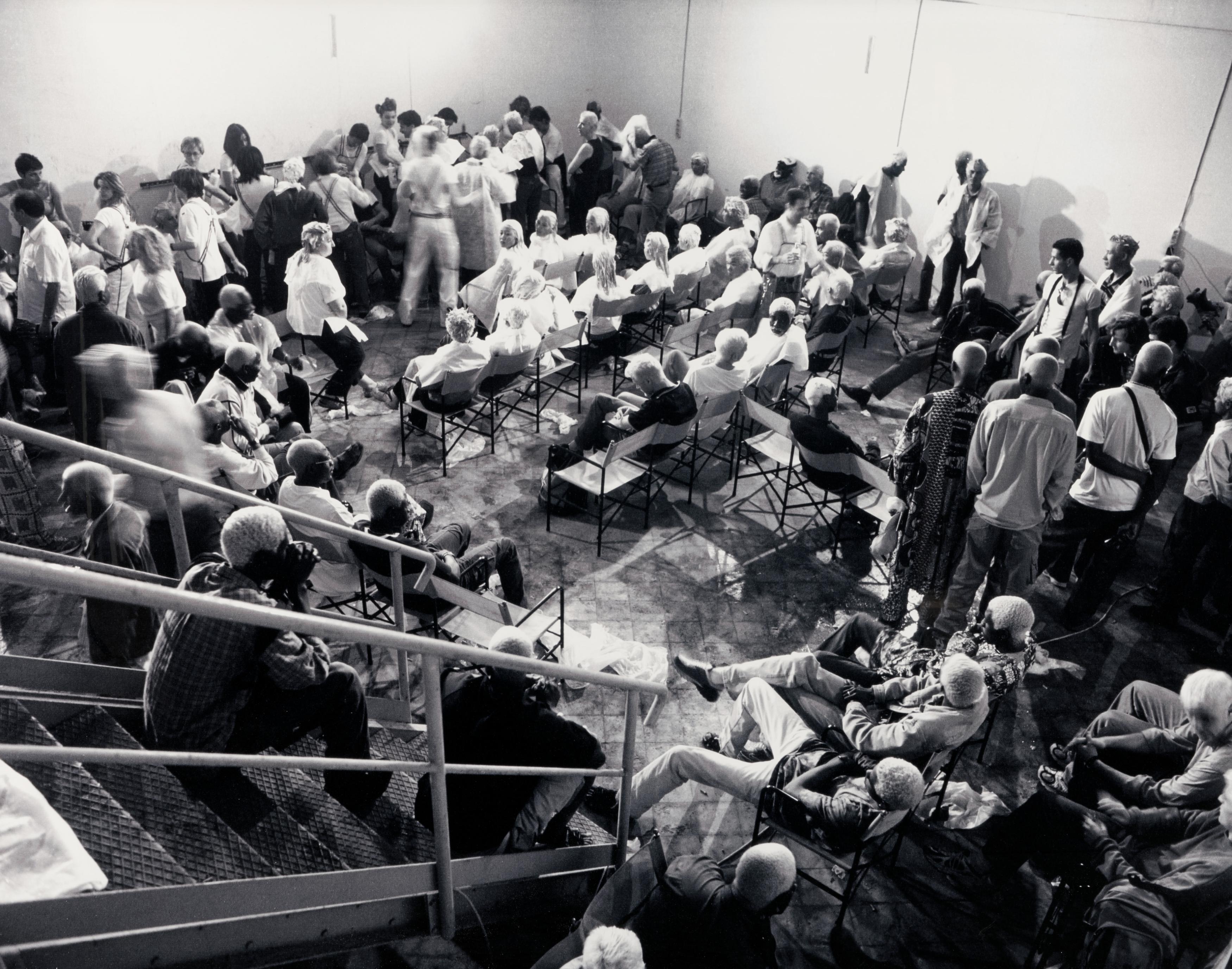 Santiago Sierra - Ohne Titel (133 Personas remuneradas para tenir su pelo de rubio)