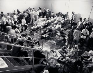 Santiago Sierra - Ohne Titel (133 Personas remuneradas para tenir su pelo de rubio)