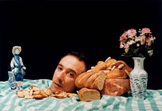 Saverio Lucariello - Vanité aux pains, gâteaux et vases avec fleurs artificielles, 1994