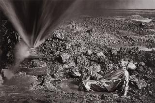 Sebastião Salgado - Fallen Worker, Kuwait Oil Fields