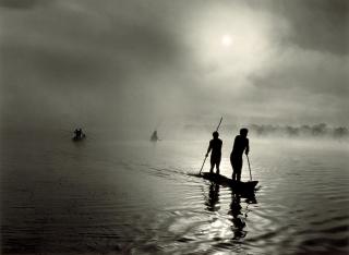 Sebastião Salgado - Fishing in the Piulaga Laguna during the Kuarup ceremony of the Waura Group, Upper Xingu Basin, Mato Grosso, Brazil