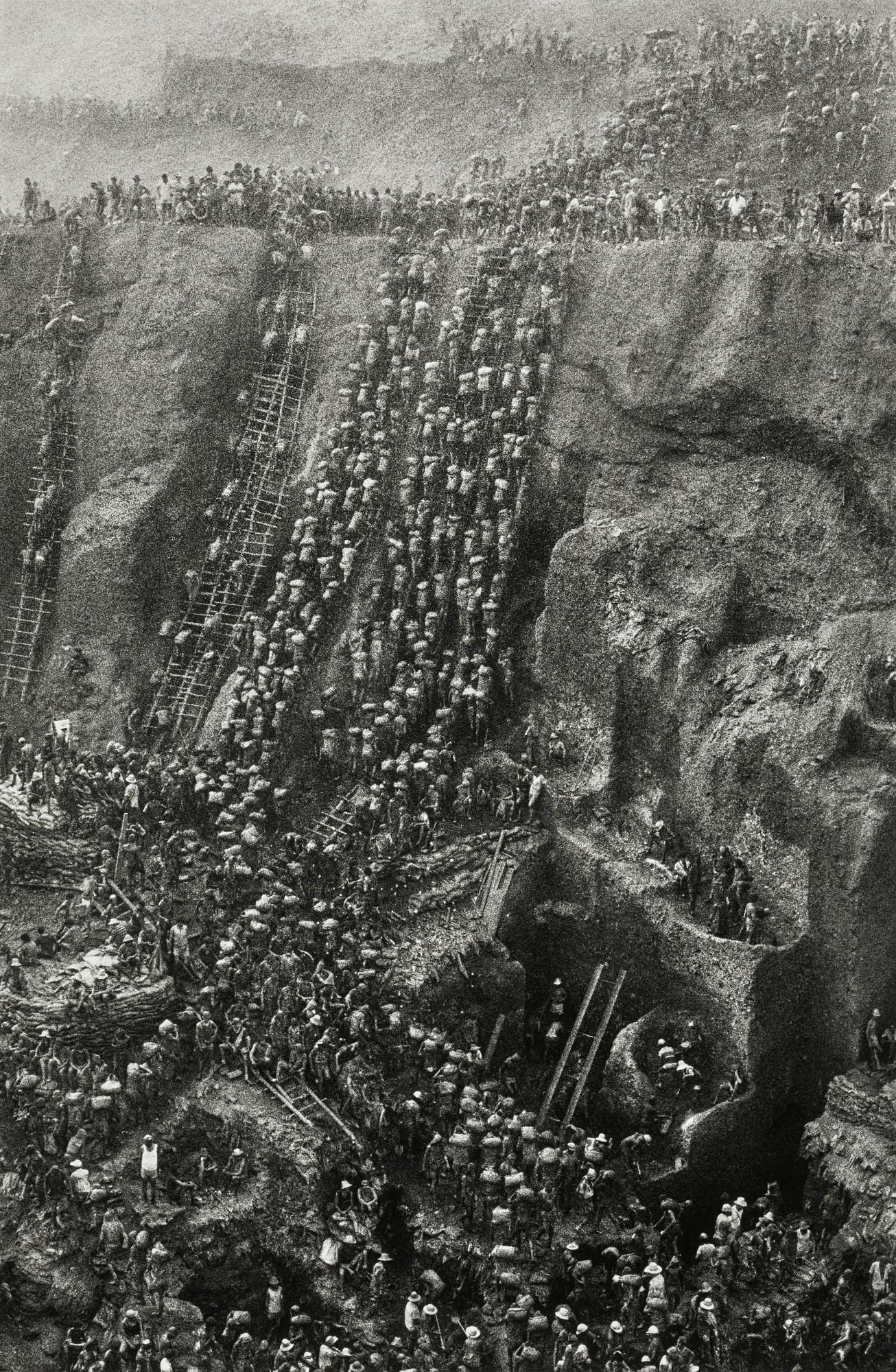 Sebastião Salgado - \'Goldmine, Serra Pelada (figure eight), Brazil\', 1986