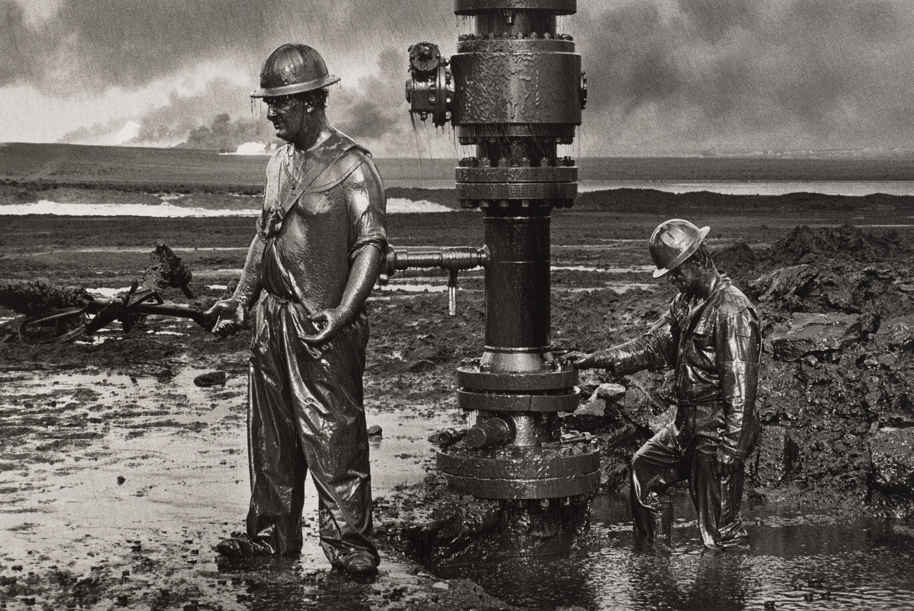 Sebastião Salgado - Greater Burhan Oil Field, Kuwait, 1991