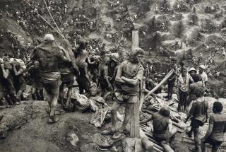 Sebastião Salgado - Serra Pelada Gold Mine, Brazil (Man Against Post), 1986