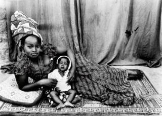Seydou Keïta - A Young Mother with Her Baby