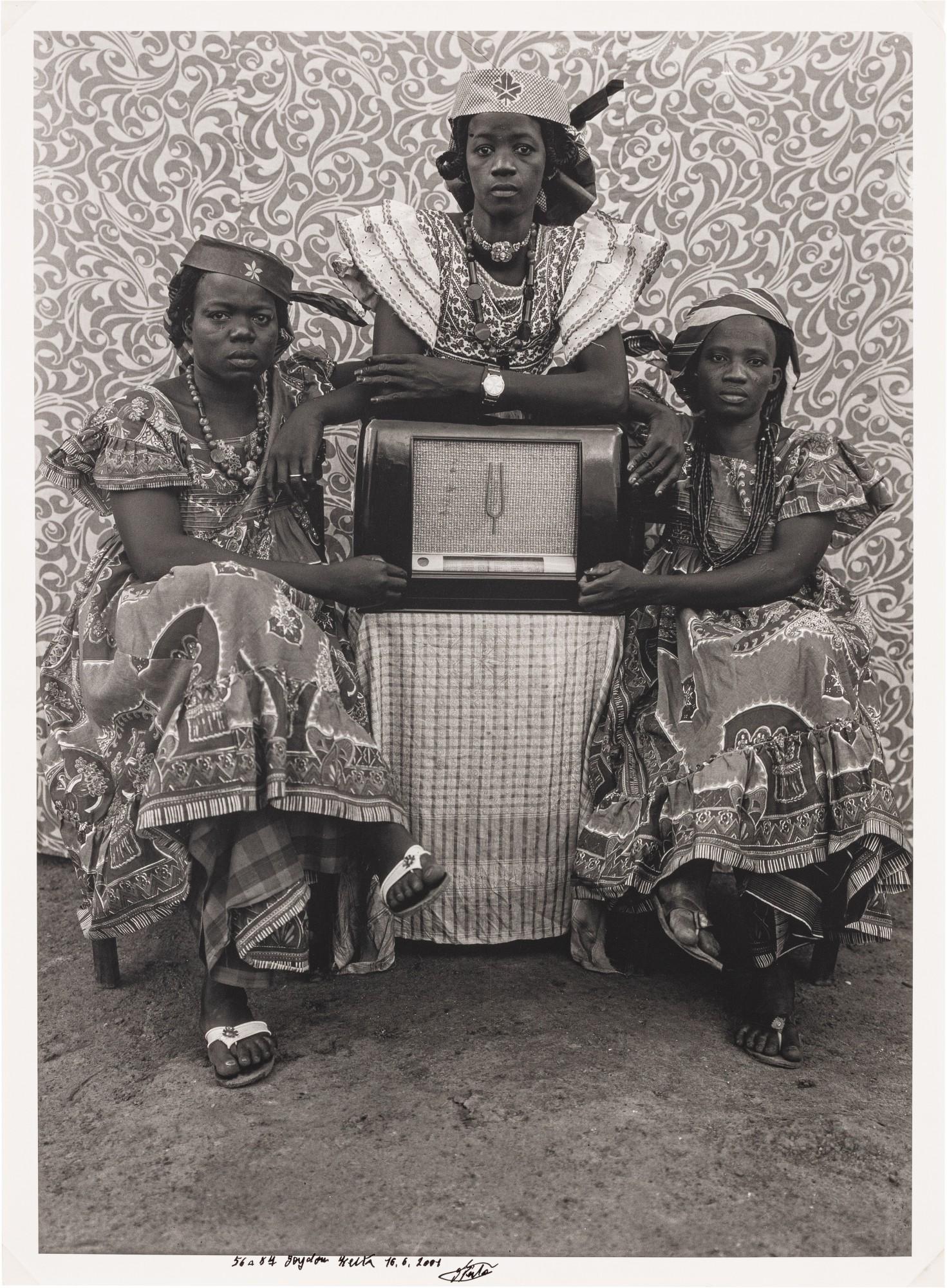 Seydou Keïta - Portrait de femmes avec radio
