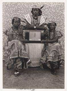Seydou Keïta - Portrait de femmes avec radio