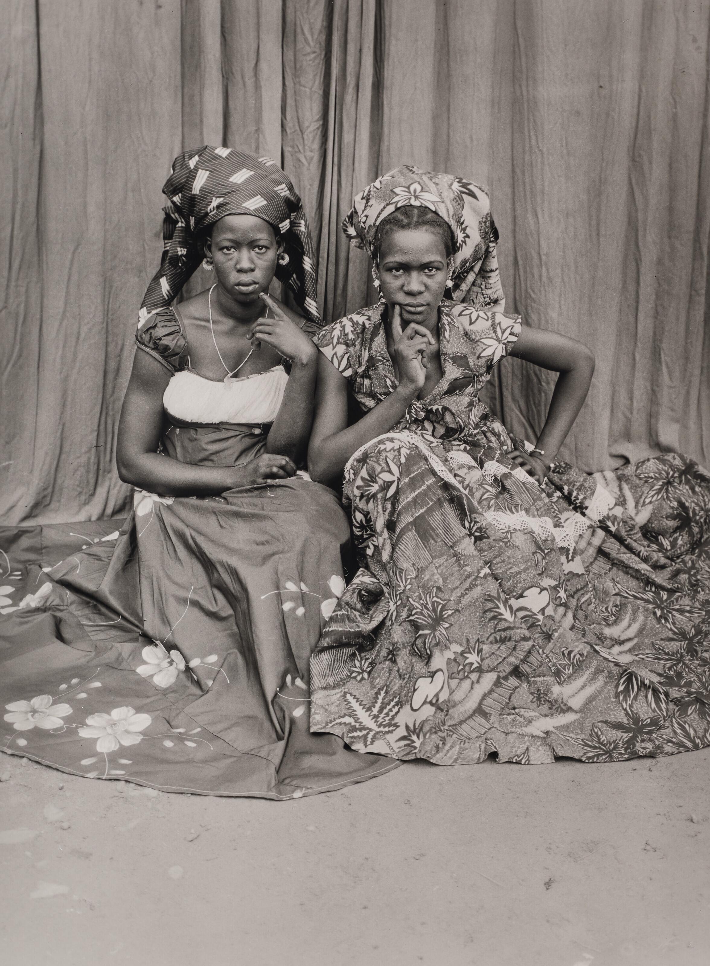 Seydou Keïta - Sans titre (deux jeunes filles assises), 1952-1955